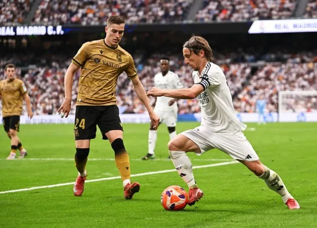 Mbappe lập cú đúp vào lưới Real Sociedad đoạt chiếc giày vàng năm nay