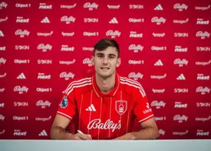 Nottingham chiêu mộ thành công Lorenzo Lucca từ Napoli