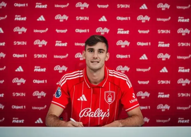 Nottingham chiêu mộ thành công Lorenzo Lucca từ Napoli